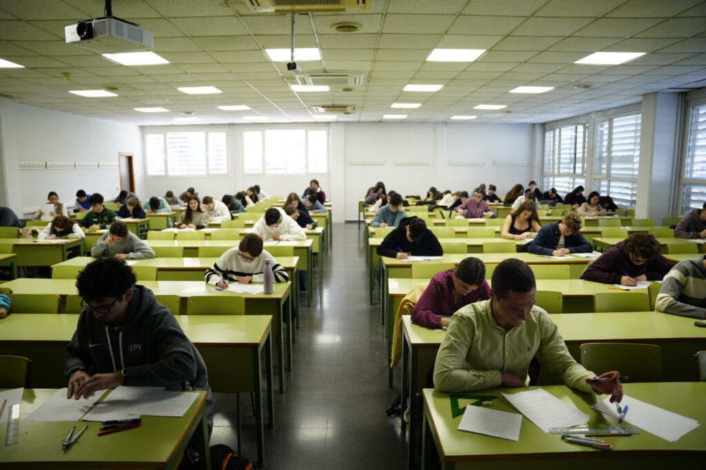 Alumnas participando en la Jornada Matemática del Colegio Guadalaviar