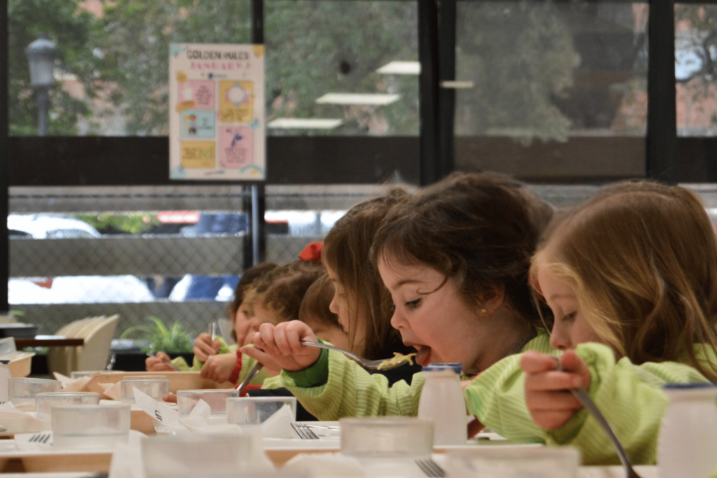 Comedor escolar del Colegio Guadalaviar con alumnas comiendo