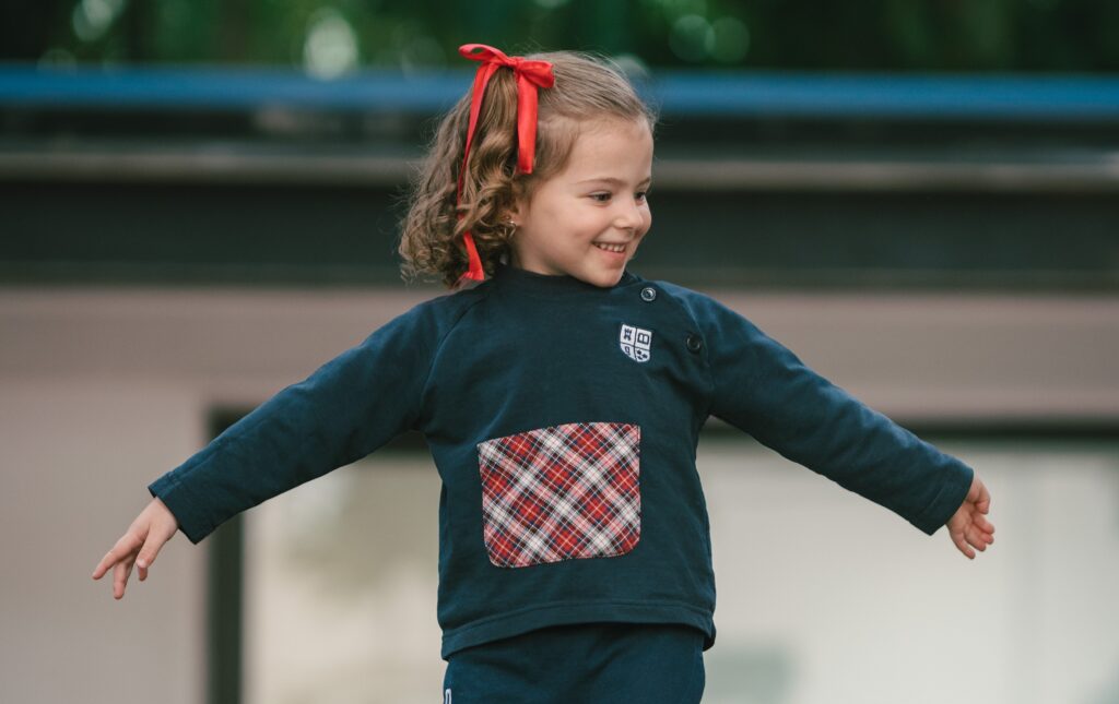 Alumnas de Educación Infantil del Colegio Guadalaviar realizando una actividad de neuroestimulación