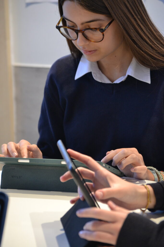 Alumna de Guadalaviar trabajando en el programa de Bachillerato Dual en el aula de informática