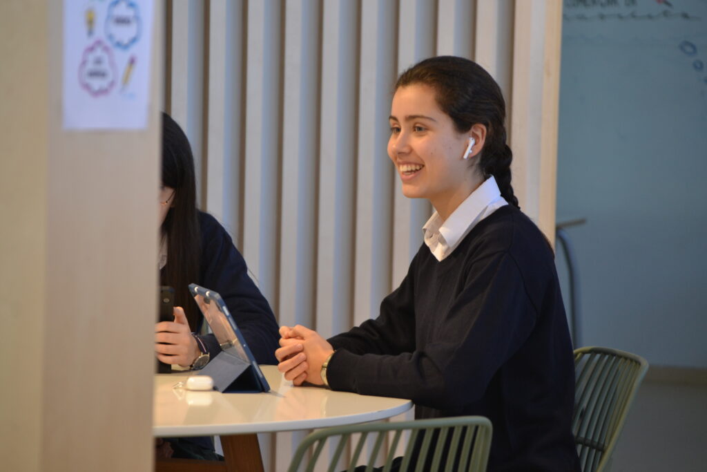 Alumna de Guadalaviar conectada por videoconferencia con su profesor estadounidense del Bachillerato Dual