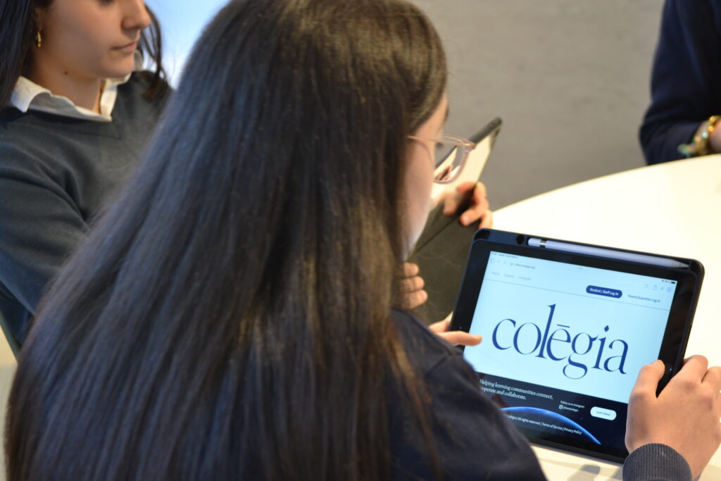 Reunión entre alumna, familia y coordinadora del Bachillerato Dual en el Colegio Guadalaviar