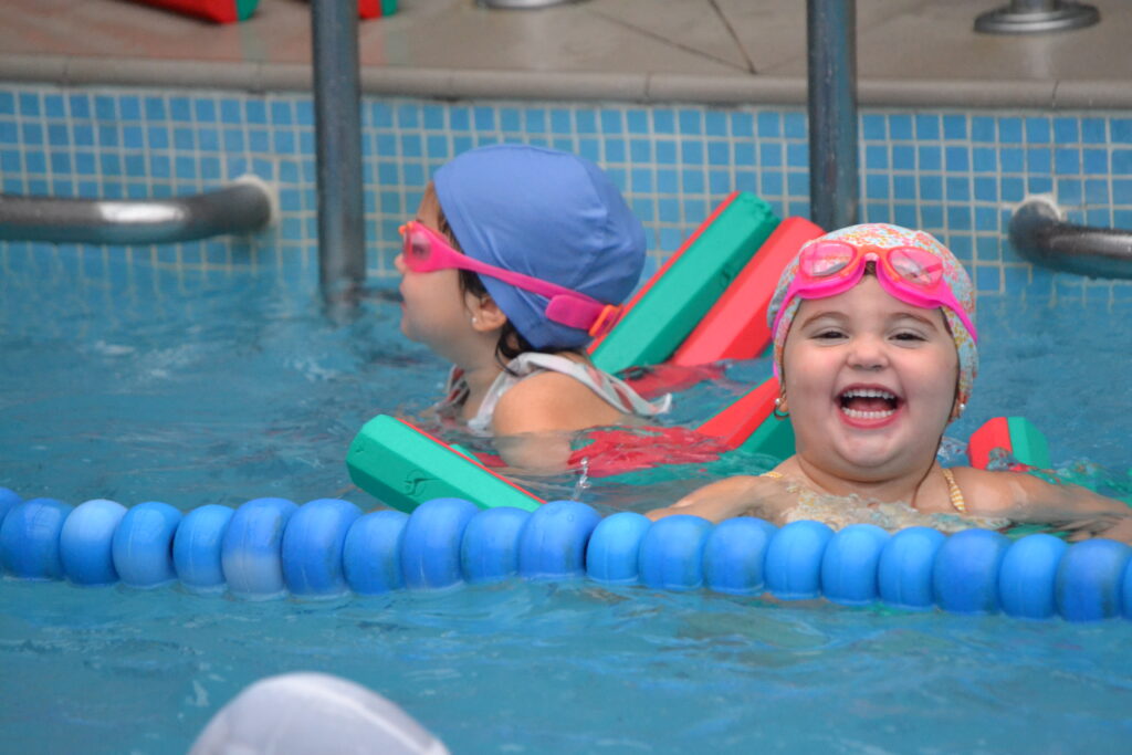 Alumnas del Colegio Guadalaviar en clases de natación infantil
