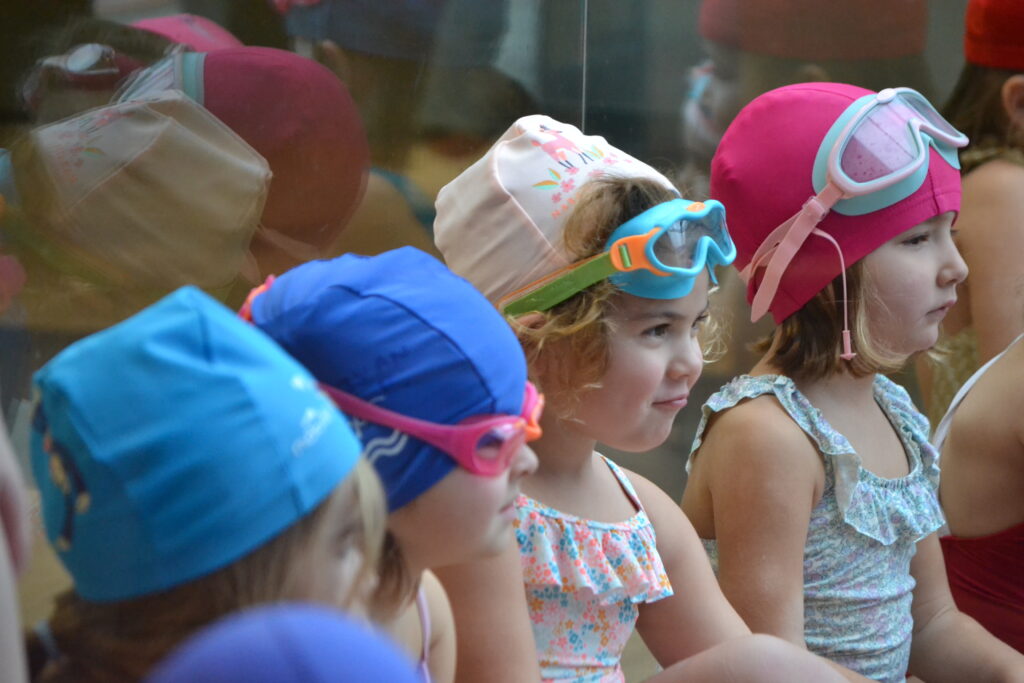 Alumnas del Colegio Guadalaviar en clases de natación infantil.