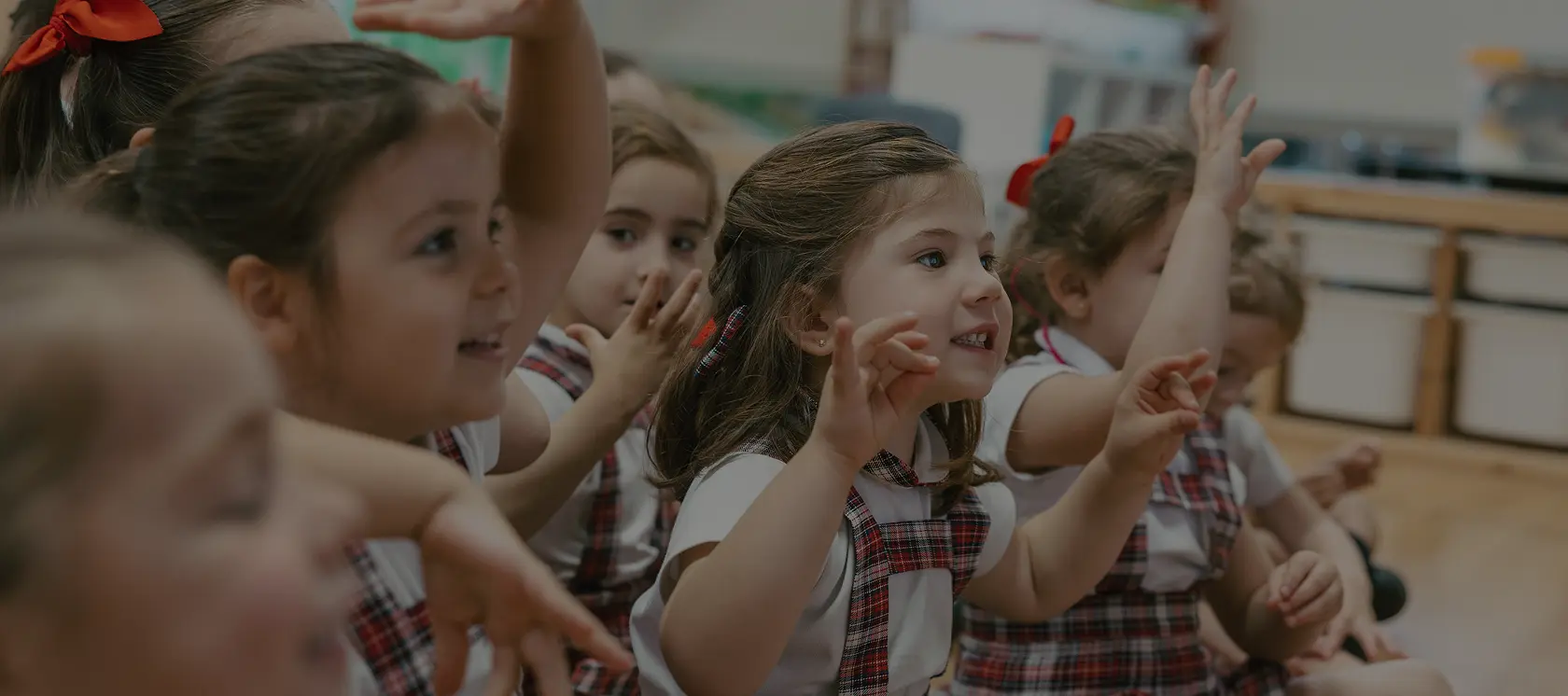 Alumnas de Infantil participando en clase de inglés