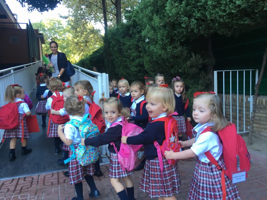 Las alumnas de infantil estrenan uniforme