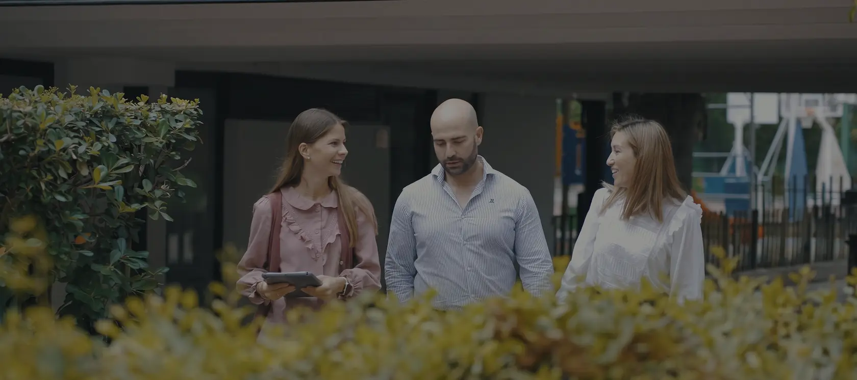 Familias conversando en el Colegio Guadalaviar